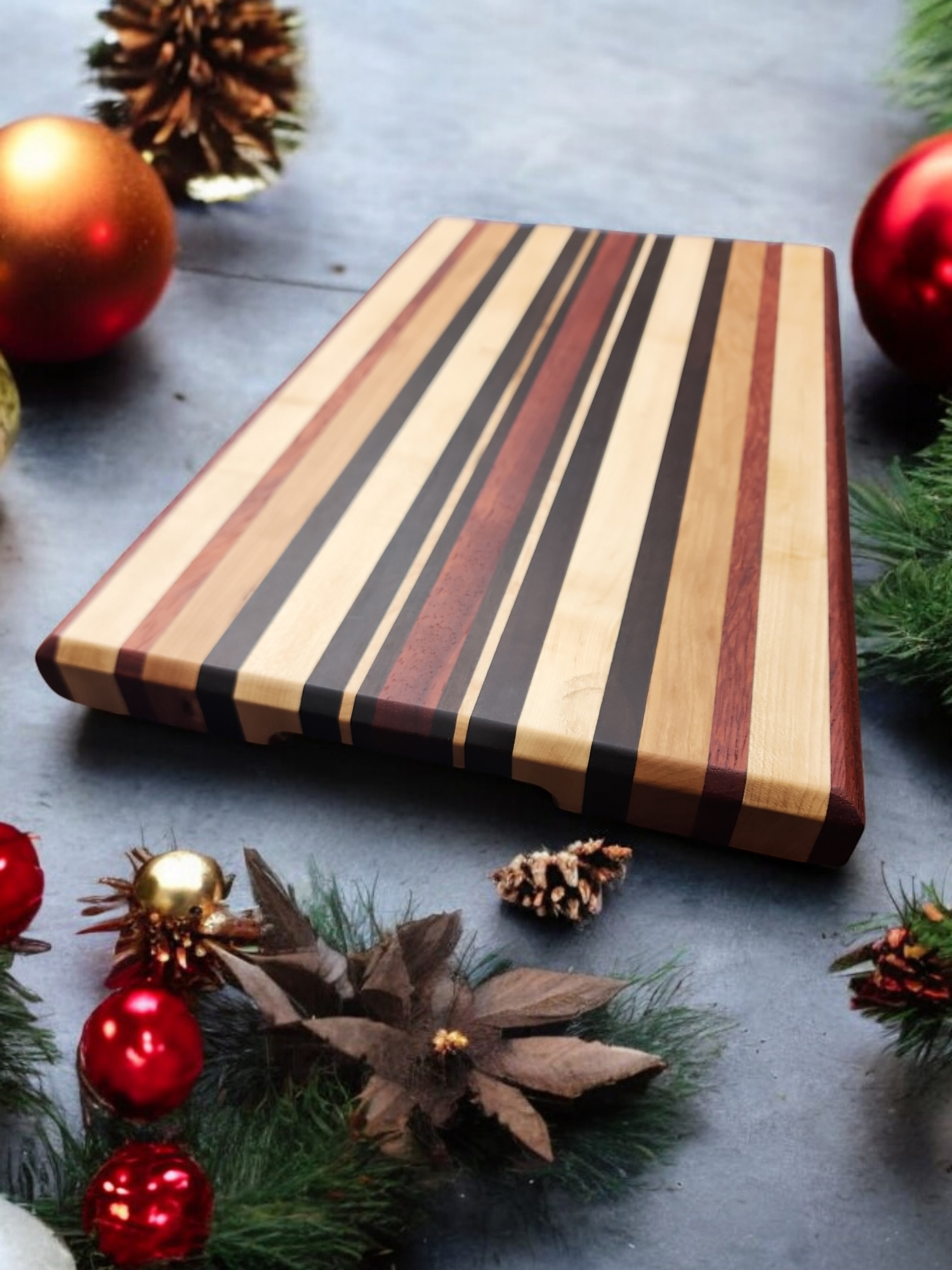 Thick, multi-tone edge grain cutting board with juice groove, Variation 1