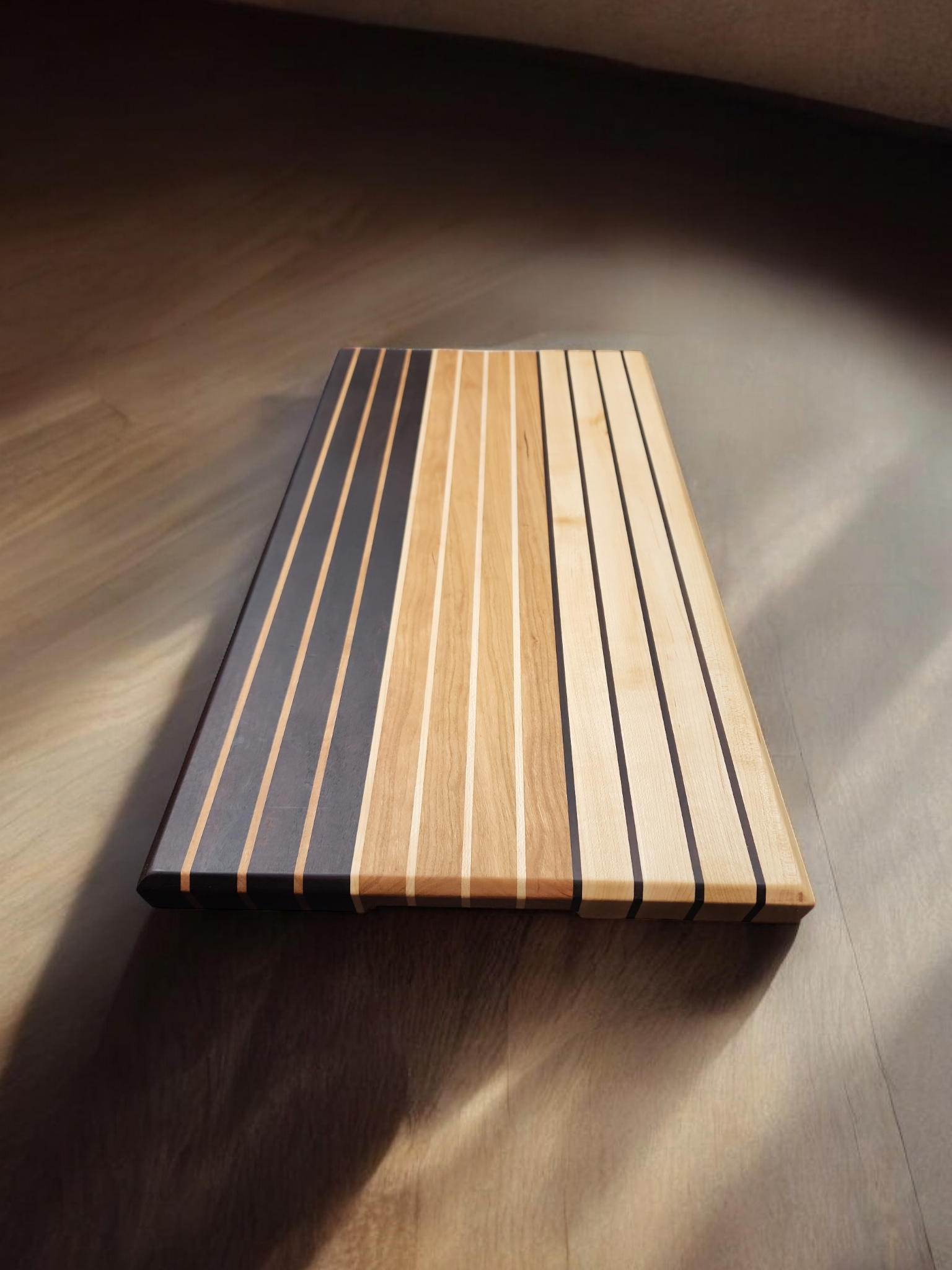 Large presentation serving board with handle, Variation 2